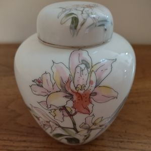 Lily flower porcelain decorative vase ginger jar  with top lid
